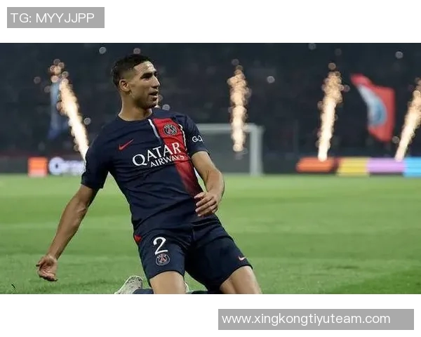 阿什拉夫积极恢复中观看皇马比赛与朋友聚会依靠助行器行走展现乐观态度