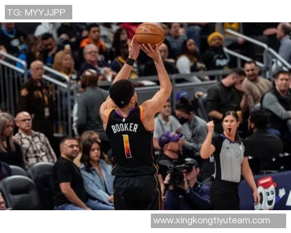 布克首节表现出色三分球未中依然轻松拿下12分2板2助
